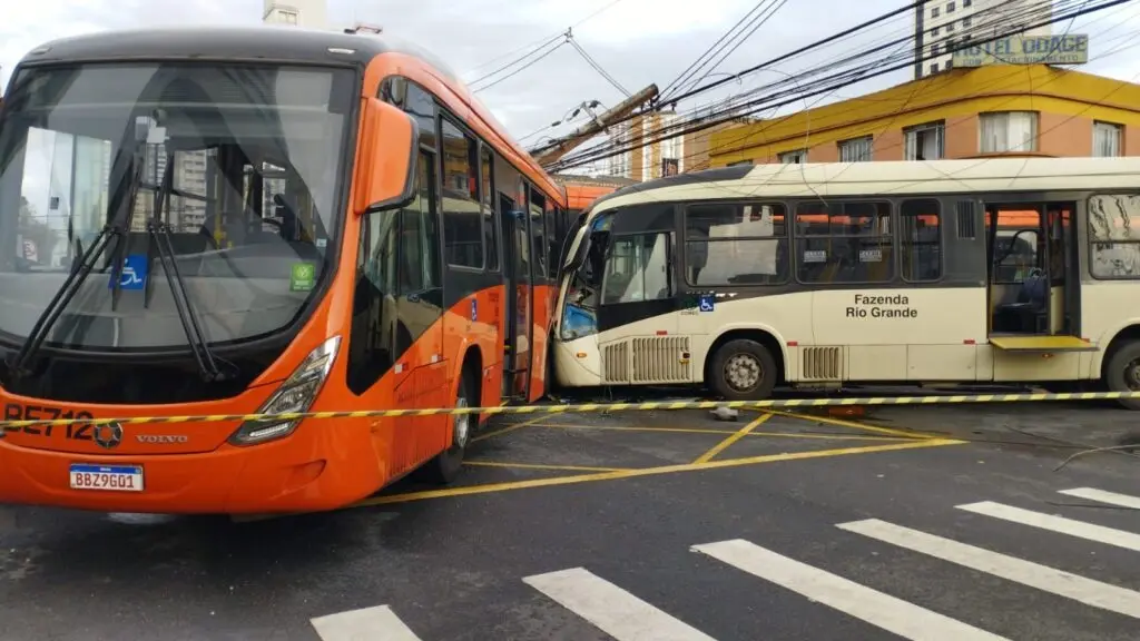 Ônibus envolvidos em acidente de Curitiba estavam dentro do limite de velocidade