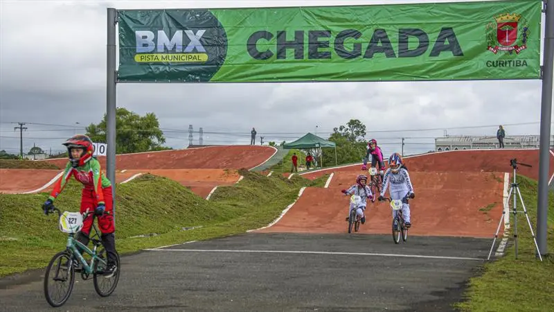 Campeonato internacional de BMX acontece pela primeira vez em Curitiba