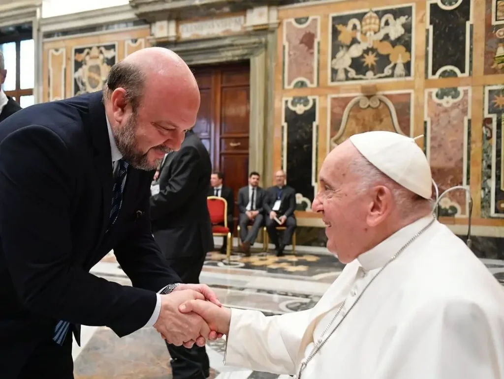 Reitor da UFPR participa de encontro com o Papa Francisco