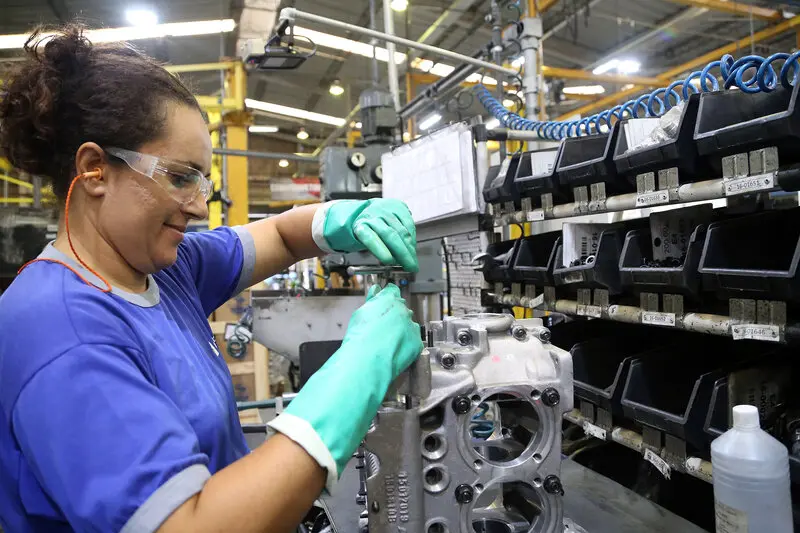 Produção industrial cai 0,6% em julho, aponta IBGE