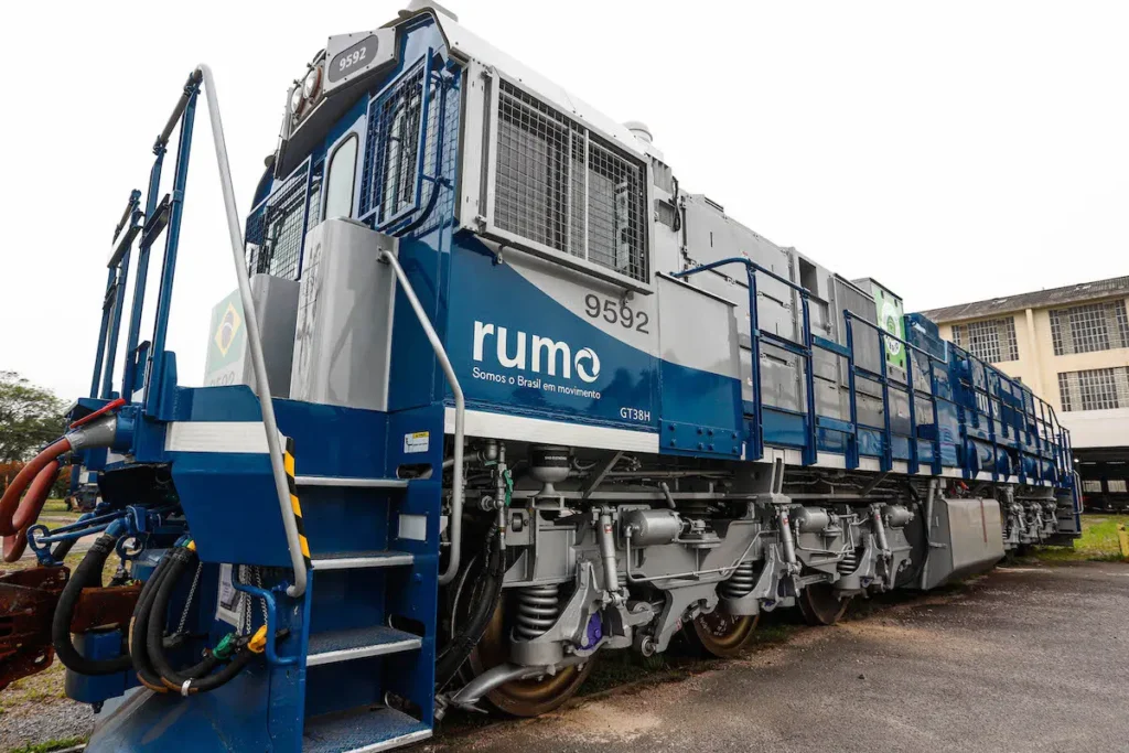 Trens híbridos começam a ser testados em ferrovias do Paraná
