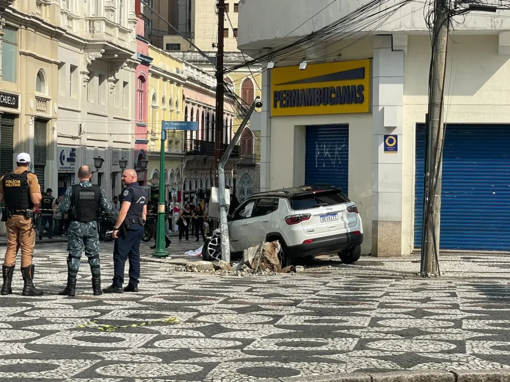 Idosa morre após ser atropelada por carro que invadiu calçada no centro de Curitiba