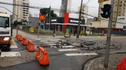 Asfalto danificado e queda de árvores marcam sábado (7) em Curitiba