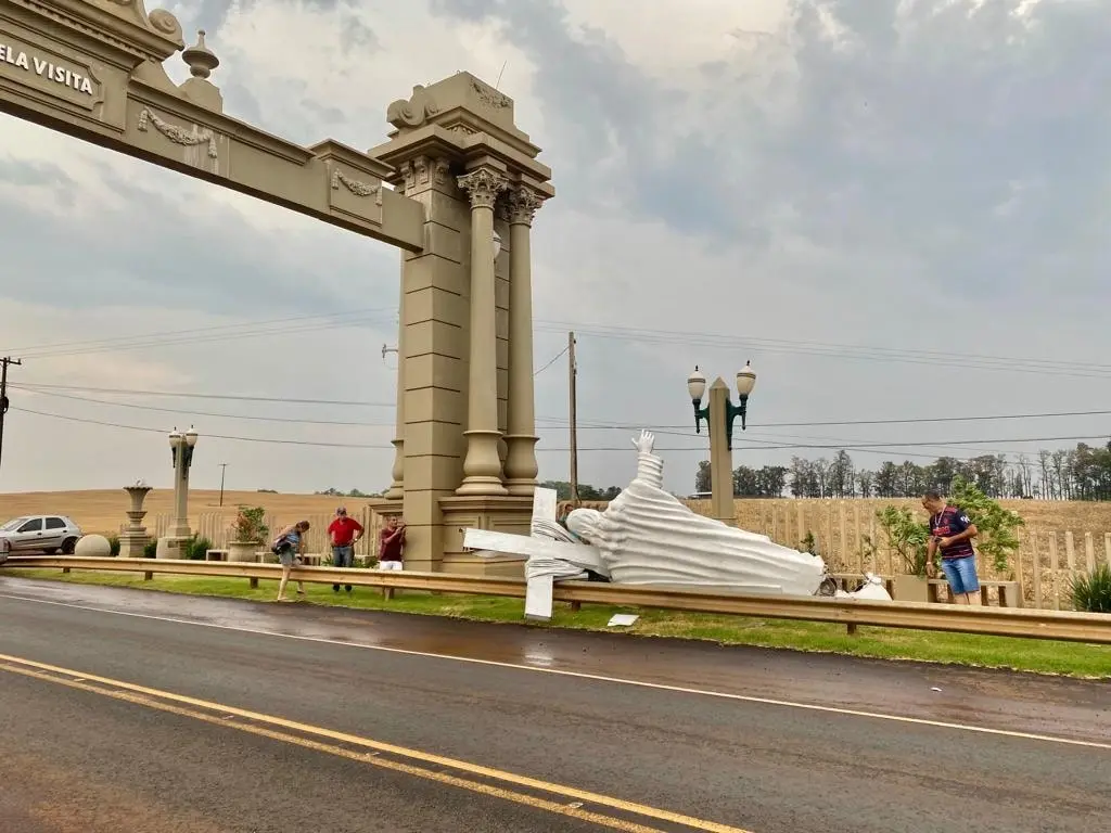 Vento derruba monumento de Cristo no interior do Paraná