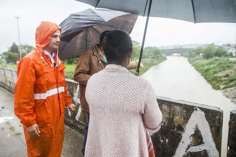 Pimentel acompanha ações emergenciais e faz vistoria em rios durante chuvas em Curitiba