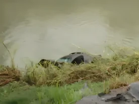 Bandidos em fuga caem com carro no rio Belém, em Curitiba