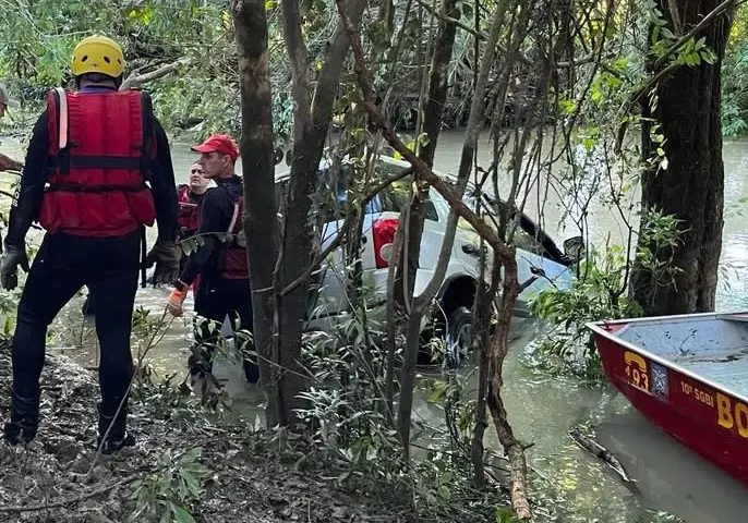 Carro e corpo de criança são encontrados em rio de Irati