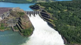 Vertedouros das seis usinas do Rio Iguaçu são abertos
