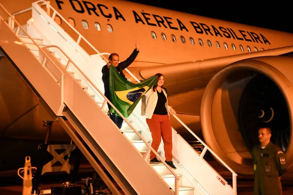 Voo trazendo brasileiros de Israel desembarca em Brasília