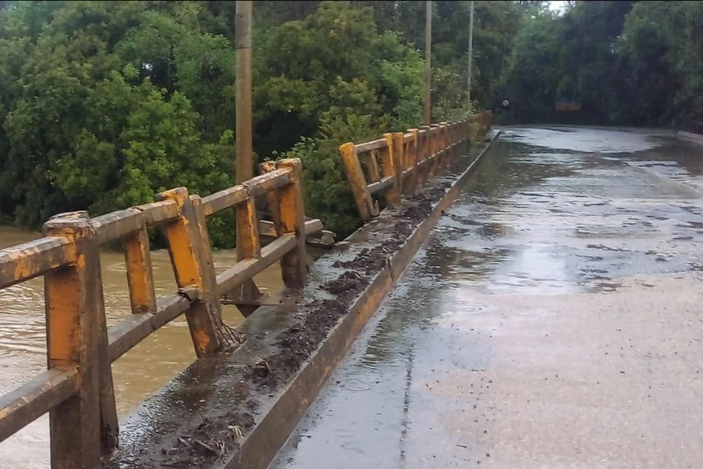Ponte na divisa do Paraná com Santa Catarina é bloqueada e deve ficar submersa