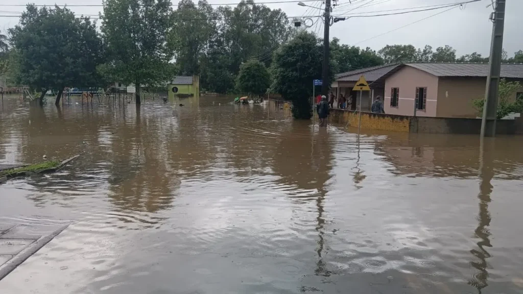 Porto Amazonas decreta situação de emergência após alagamentos