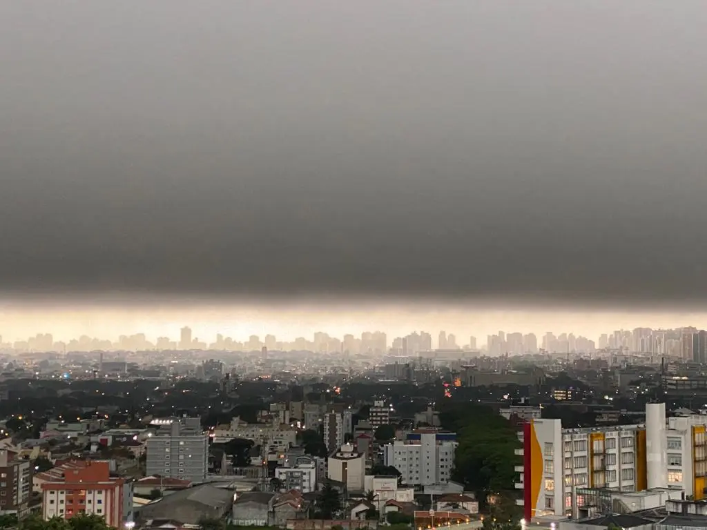 Semana começa com céu nublado e pancadas de chuva no Paraná