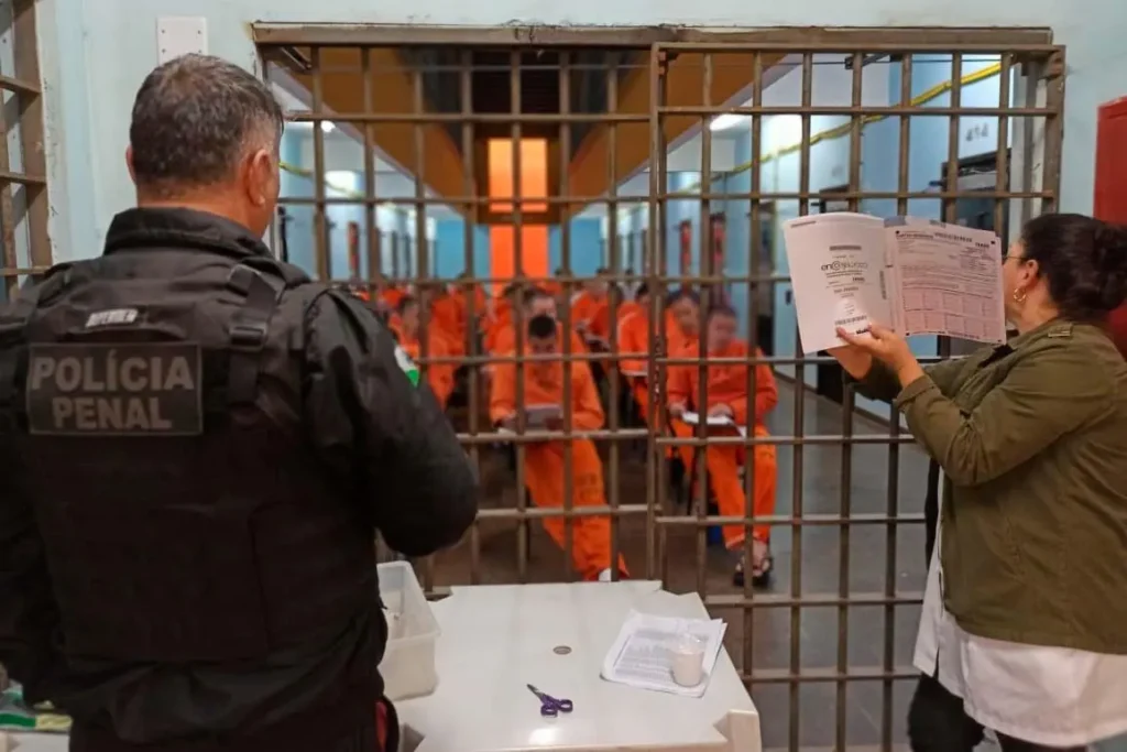 Quase 10 mil presos realizaram provas do Encceja no Paraná