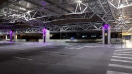 Aeroportos paranaenses têm iluminação especial para o Outubro Rosa