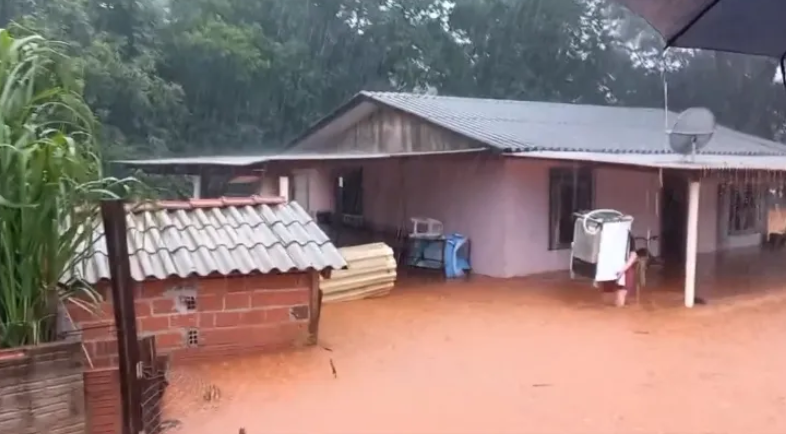 Chuva forte causa estragos em cidades do Paraná