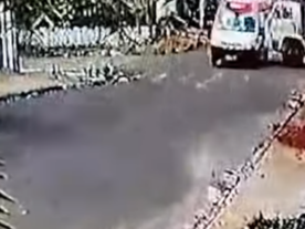 Ambulância capota ao ser atingida por caminhão, no Paraná; VÍDEO