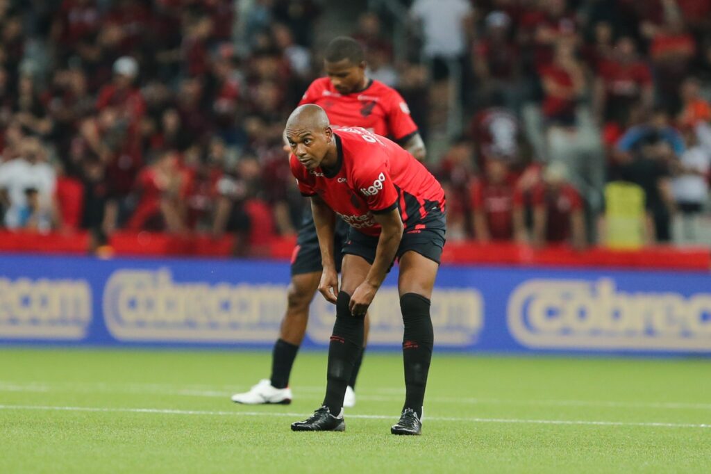 Fernandinho é suspenso pelo STJD e desfalca o Athletico contra o São Paulo