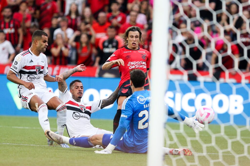 Athletico empata com o São Paulo e perde chance de entrar no G4