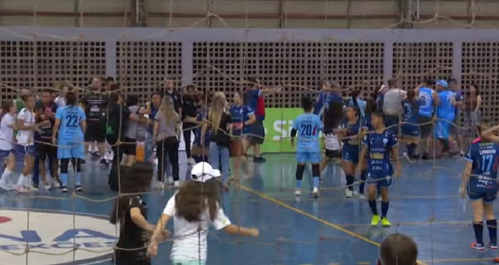 Jogo de futsal entre Londrina e Cascavel termina em briga