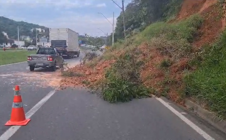 Deslizamento de terra bloqueia parcialmente a BR-277 em Curitiba