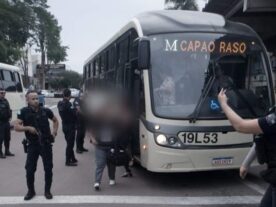 homem preso ônibus araucária