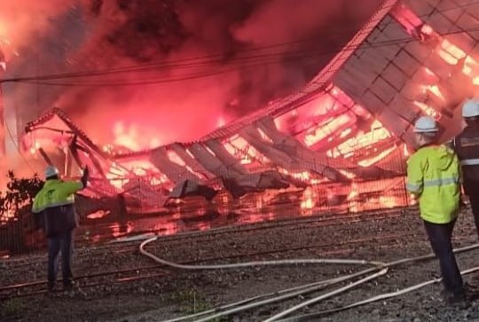 Incêndio atinge e paralisa berço do Porto de Paranaguá