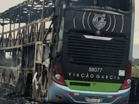 Ônibus é destruído em incêndio na PR-986, em Rolândia