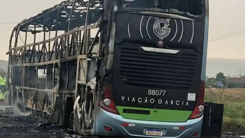 Ônibus é destruído em incêndio na PR-986, em Rolândia