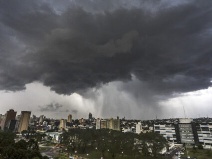 Paraná está sob alerta de chuvas fortes e onda de calor
