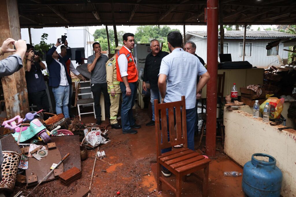 Ratinho Junior visita cidade atingida pelas fortes chuvas: “Saber o que mais podemos fazer”