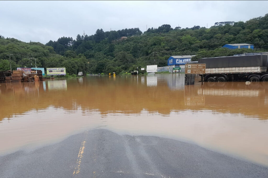 Rodovias do Paraná têm dezenas de bloqueios após fortes chuvas; siga