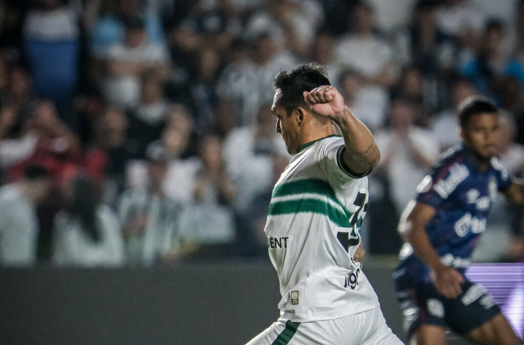 Coritiba fica com um a menos no primeiro tempo e perde para o Santos
