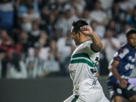 Coritiba fica com um a menos no primeiro tempo e perde para o Santos