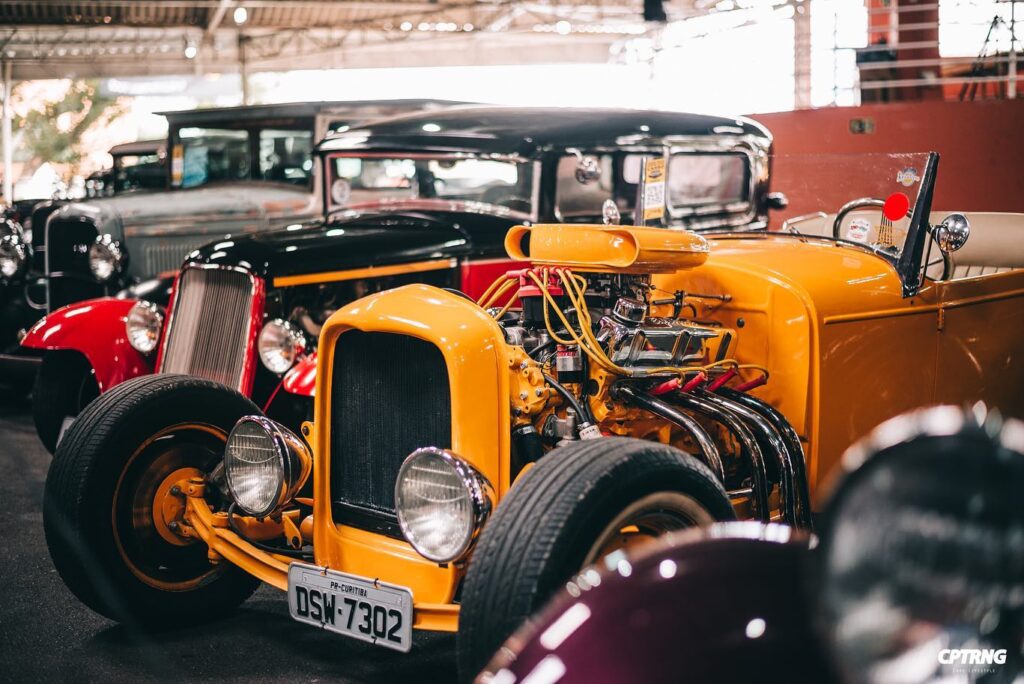 Exposição de carros antigos e concurso de pin-ups movimentam Curitiba