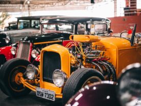 Exposição de carros antigos e concurso de pin-ups movimentam Curitiba