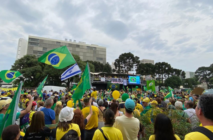 Ato contra Lula é realizado em Curitiba