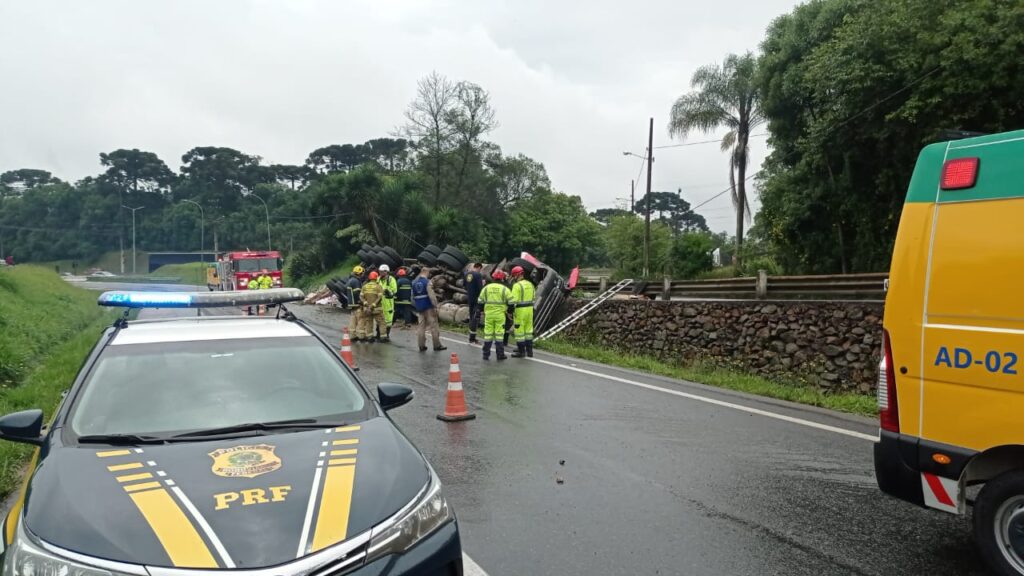 Motorista de caminhão morre após veículo tombar na Grande Curitiba