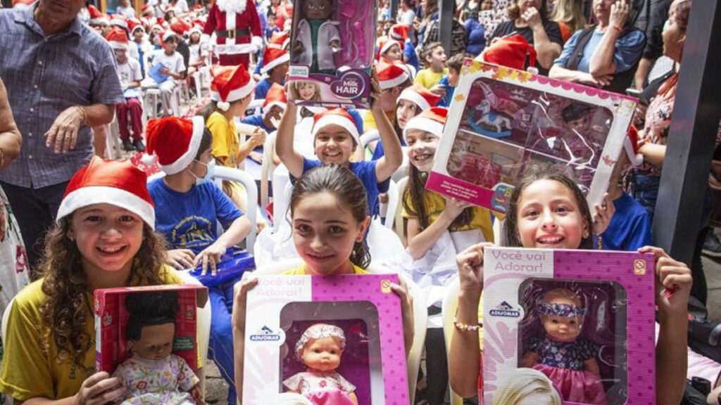 Campanha de Natal pretende arrecadar 50 mil brinquedos em Curitiba