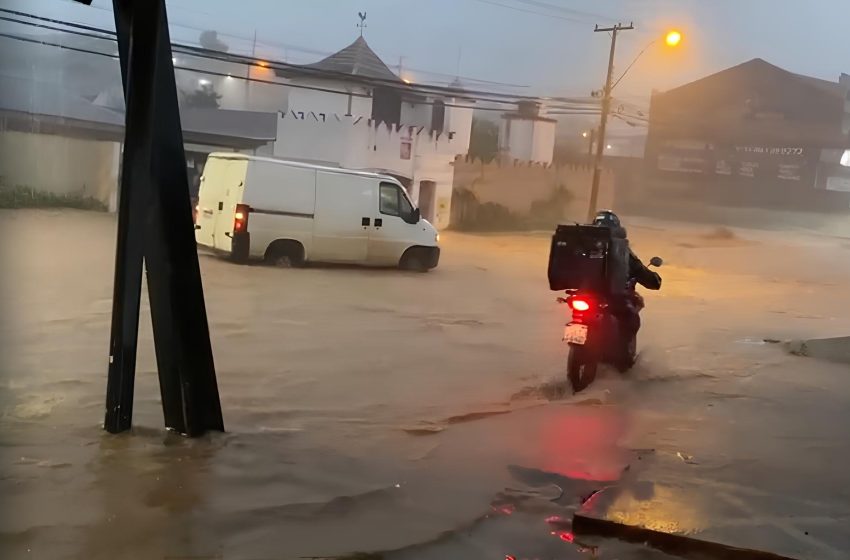 Chuva intensa provoca alagamentos e deslizamentos em Almirante Tamandaré e Curitiba