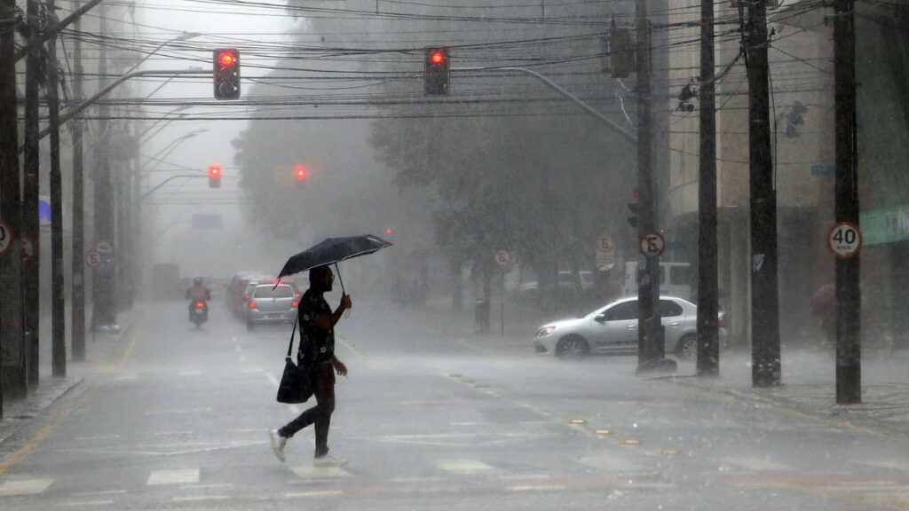 Chuva coloca Curitiba em alerta para alagamentos e deslizamentos