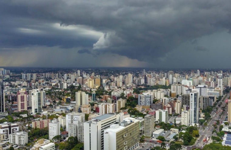Semana começa com tempo instável e risco de temporais no Paraná