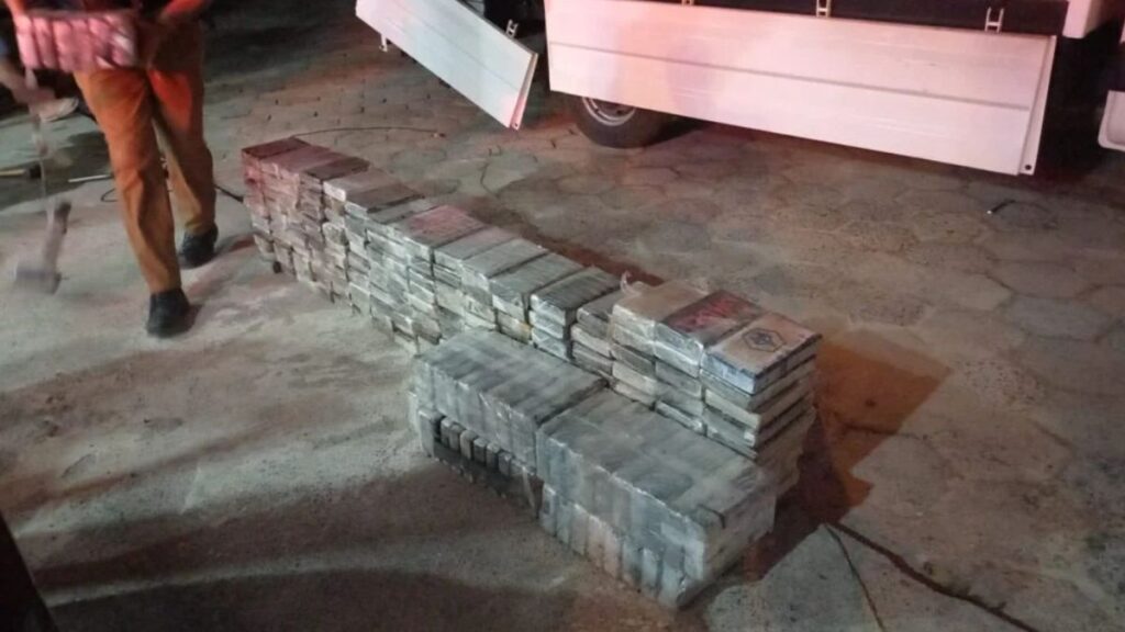 PF apreende cerca de 700 kg de cocaína em Paranaguá