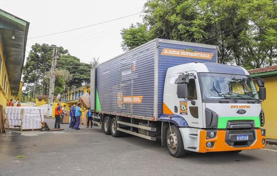 caminhão FAS Curitiba alimentos roupas doação