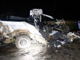 Batida de frente entre caminhão e picape deixa dois mortos na BR-373
