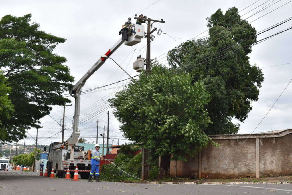 Quase 12 mil imóveis continuam sem energia no Paraná