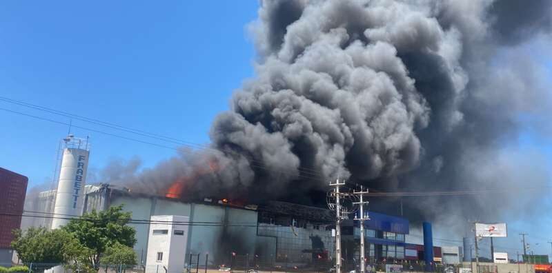 Incêndio destrói barracão de empresa na BR-277, em Cascavel