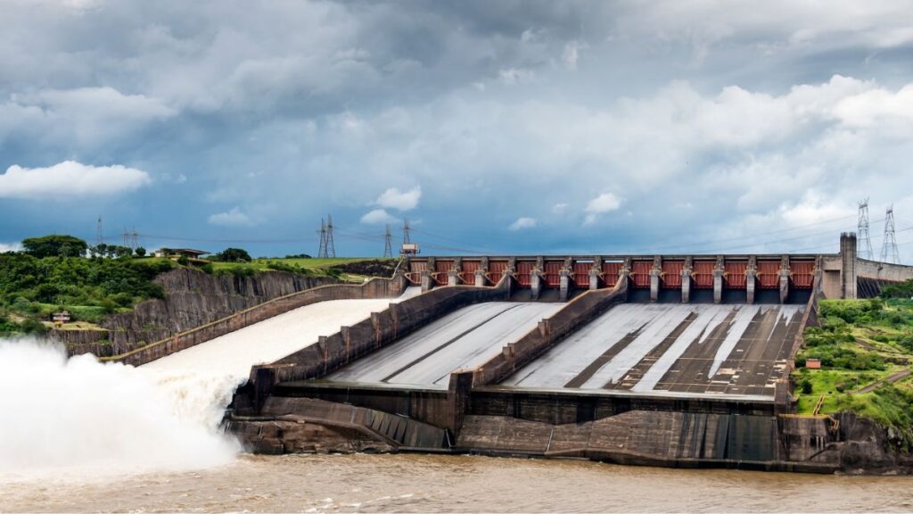 Itaipu mantém vertedouro aberto e espera redução do nível do Rio Paraná