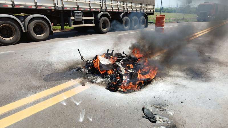 Motociclista cai em rodovia e sofre queimaduras graves, em Guaíra