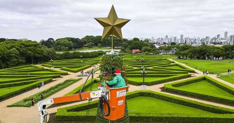 Cinco mil plantas formam árvore de Natal no Jardim Botânico de Curitiba