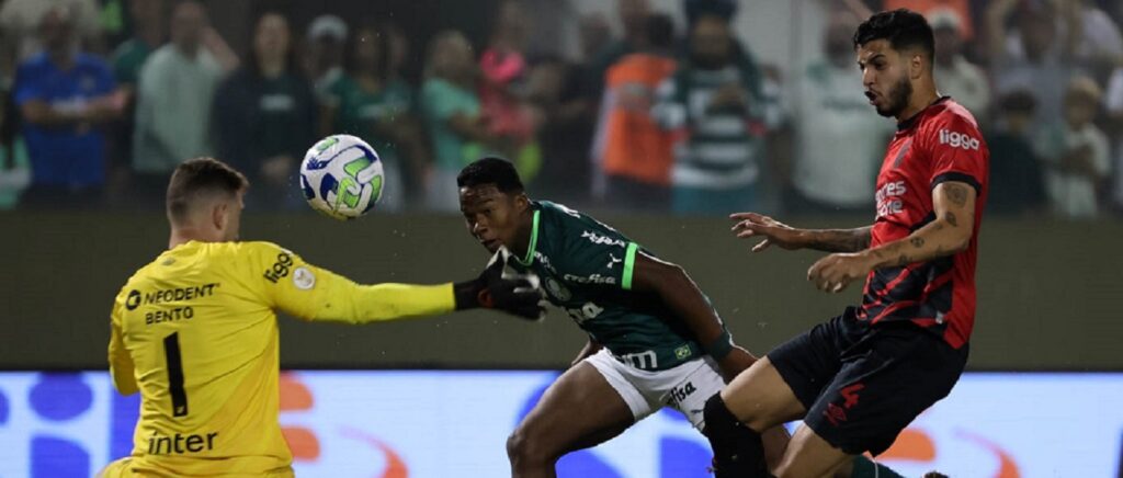 Athletico perde para o Palmeiras e se complica na briga pela Libertadores